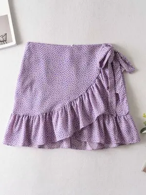 Женская короткая юбка в горошек с оборками и завышенной талией 
Женская короткая юбка в горошек с оборками и завышенной талией