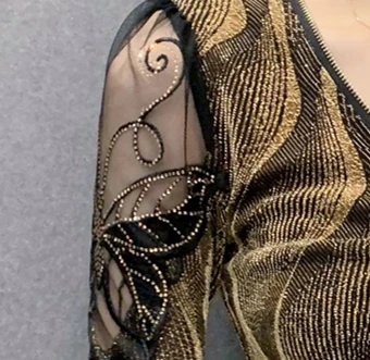 Spring Fall European Style T-Shirt Girls Fashion Print Gold Sexy V-Neck Spliced Mesh Women Tops Shiny Diamonds Tees 2021 T11211A
Spring Fall European Style T-Shirt Girls Fashion Print Gold Sexy V-Neck Spliced Mesh Women Tops Shiny Diamonds Tees 2021 T11211A