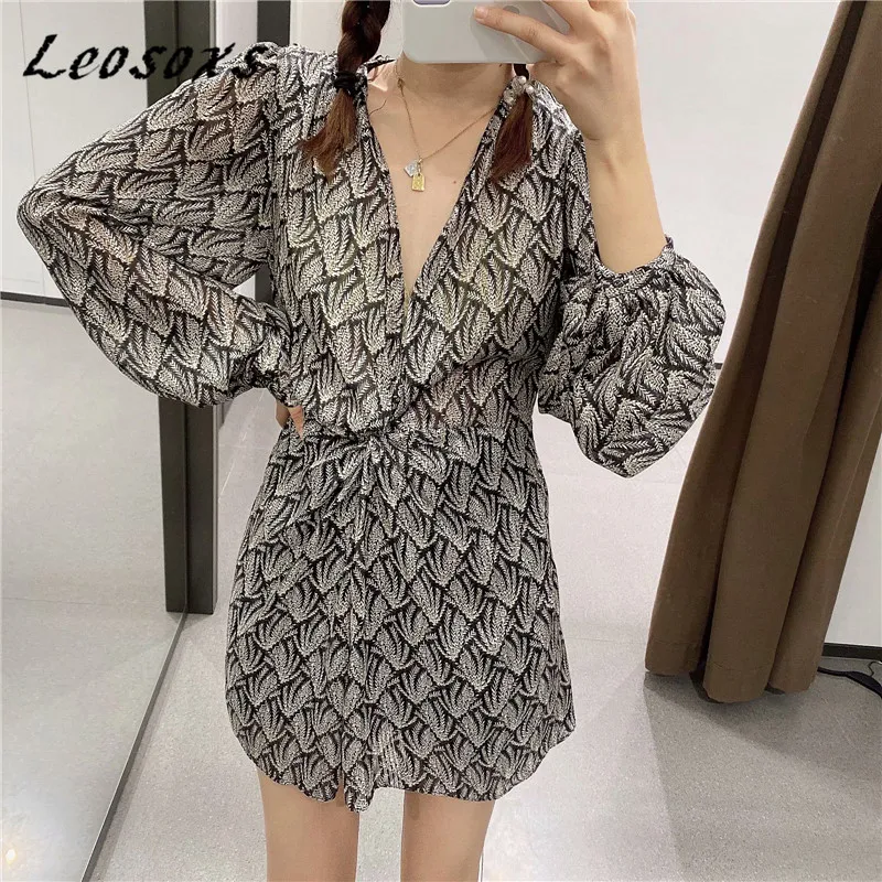 Leosoxs French vintage sexy V-Neck women dress Puff Sleeve Print Mini Folds slim temperament elegant dresses 2020 Autumn New
Leosoxs French vintage sexy V-Neck women dress Puff Sleeve Print Mini Folds slim temperament elegant dresses 2020 Autumn New