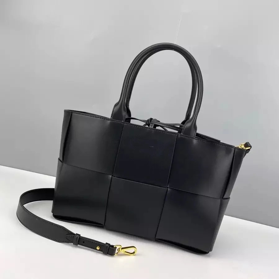 New Fashion Light Luxury Tote Bag Large Capacity Commuter Shoulder Bag Fashion Splice Woven Shopping Bag Leather Travel Bag
New Fashion Light Luxury Tote Bag Large Capacity Commuter Shoulder Bag Fashion Splice Woven Shopping Bag Leather Travel Bag