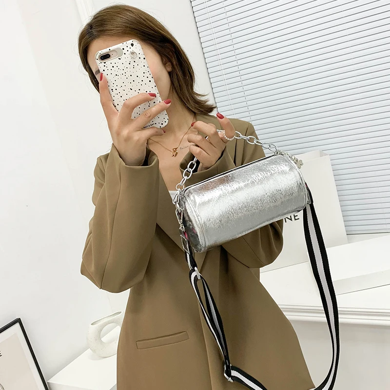 New Shiny Shoulder Bag Designer Chain Cylinder Bag Summer Casual Handbag Silver Solid Color Fashion Messenger Bag Crossbody
New Shiny Shoulder Bag Designer Chain Cylinder Bag Summer Casual Handbag Silver Solid Color Fashion Messenger Bag Crossbody