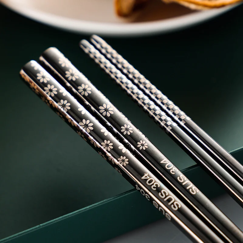 5 pair Luxury Laser Engraving chopsticks 304 Stainless Steel Anti Skid Chopsticks Sushi Portable Chinese Food stick Tableware
5 pair Luxury Laser Engraving chopsticks 304 Stainless Steel Anti Skid Chopsticks Sushi Portable Chinese Food stick Tableware