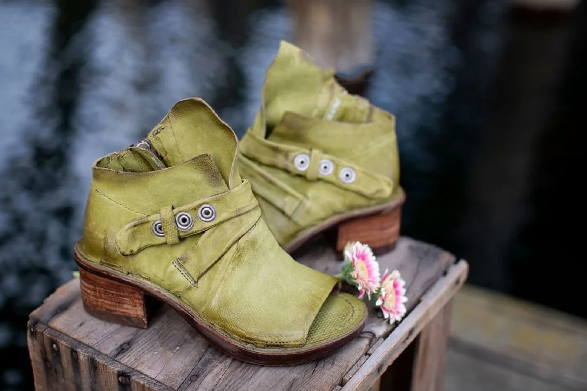 Ladies' autumn/winter 2021 mid heel vintage women's boots fish mouth side zipper and naked women's boots large size
Ladies' autumn/winter 2021 mid heel vintage women's boots fish mouth side zipper and naked women's boots large size