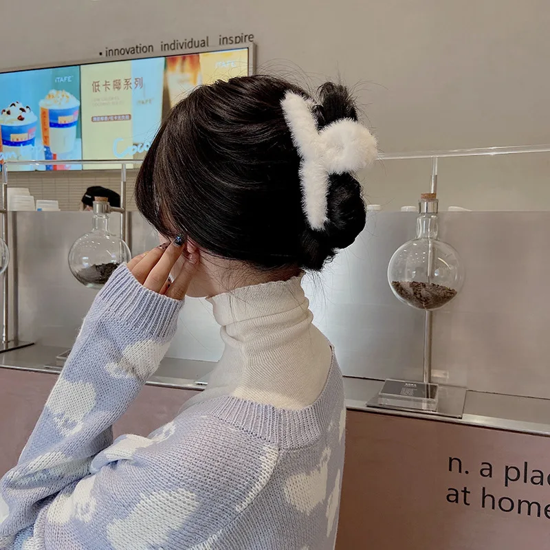 Autumn and winter plush hairpin female back head shark clip elegant temperament catch clip net red hair accessories clip headdre
Autumn and winter plush hairpin female back head shark clip elegant temperament catch clip net red hair accessories clip headdre