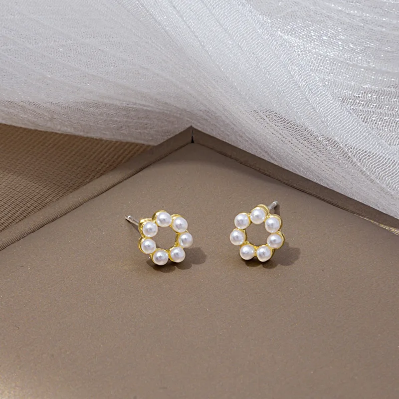 S925 Pearl Hollow Round Earrings Women's Fashion Sweet and Cute Earrings Temperament Alloy Earrings for Women 2021 Trend
S925 Pearl Hollow Round Earrings Women's Fashion Sweet and Cute Earrings Temperament Alloy Earrings for Women 2021 Trend