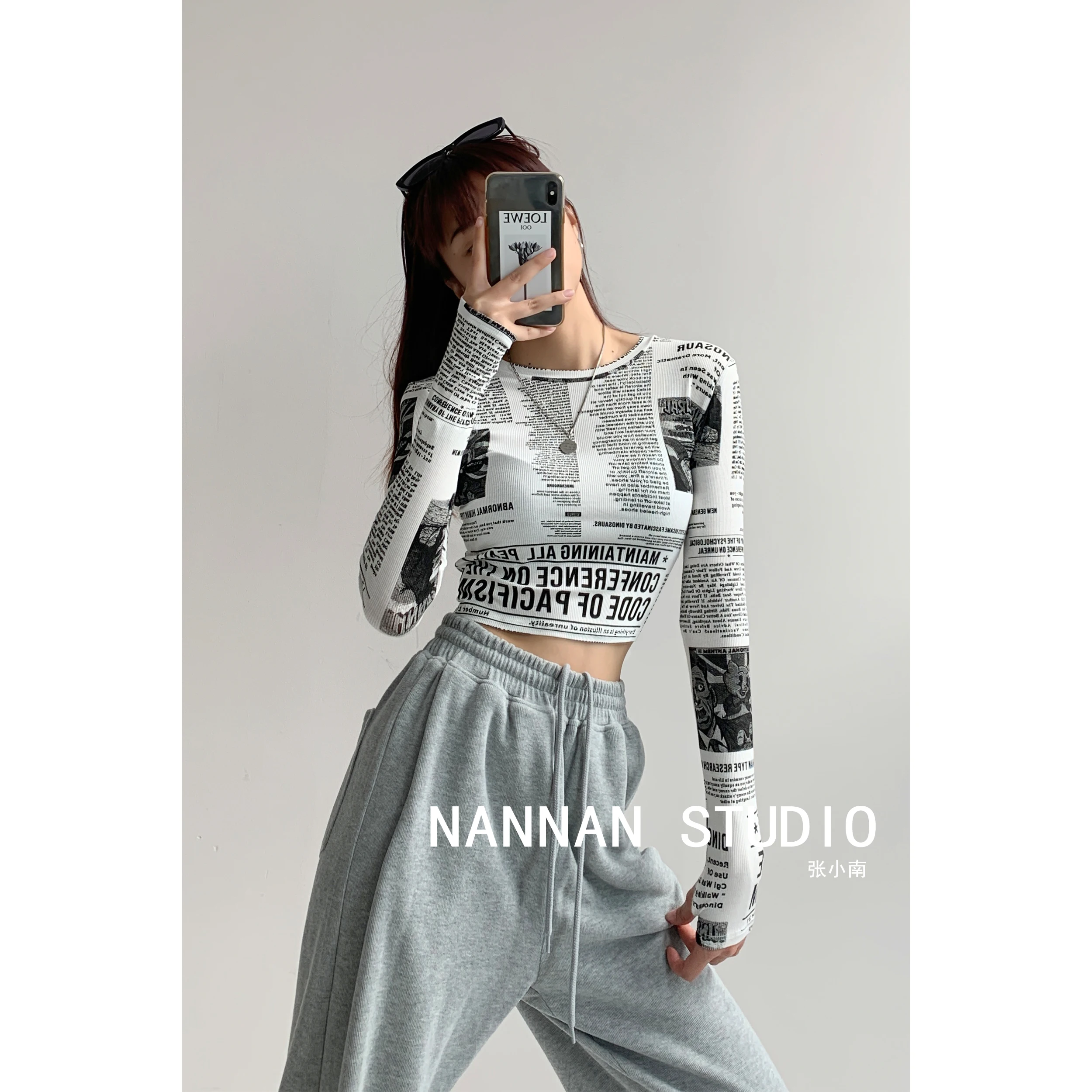 Oil Painting Newspaper Printing Long Sleeve Bottom Shirt Women's Spring and Autumn Street Fashion Cool Short Open Navel T-shirt 
Oil Painting Newspaper Printing Long Sleeve Bottom Shirt Women's Spring and Autumn Street Fashion Cool Short Open Navel T-shirt