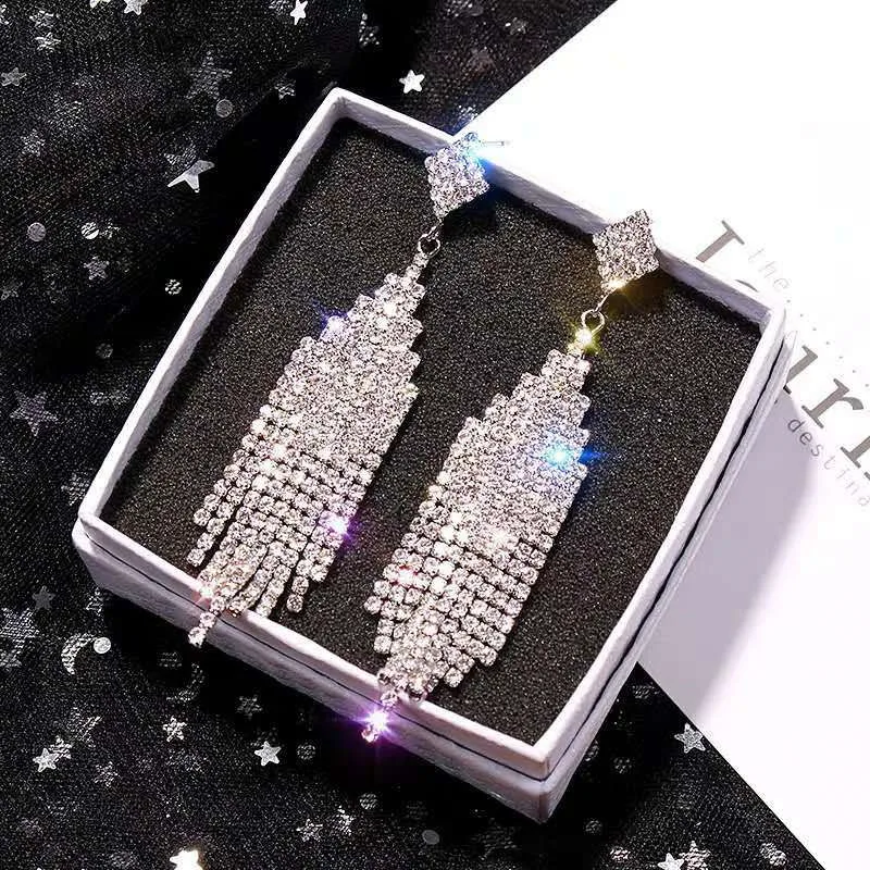 European Exaggerated Shiny Rhinestone Long Tassel Drop Earrings For Women Wedding Bridal Kolczyki Jewelry Accessory
European Exaggerated Shiny Rhinestone Long Tassel Drop Earrings For Women Wedding Bridal Kolczyki Jewelry Accessory
