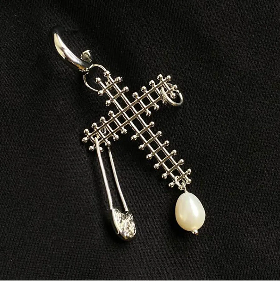 Europe unique design cross-shaped earrings paper clip pendant ins bloggers pearl pendant punk rock girl cool eardrop
Europe unique design cross-shaped earrings paper clip pendant ins bloggers pearl pendant punk rock girl cool eardrop