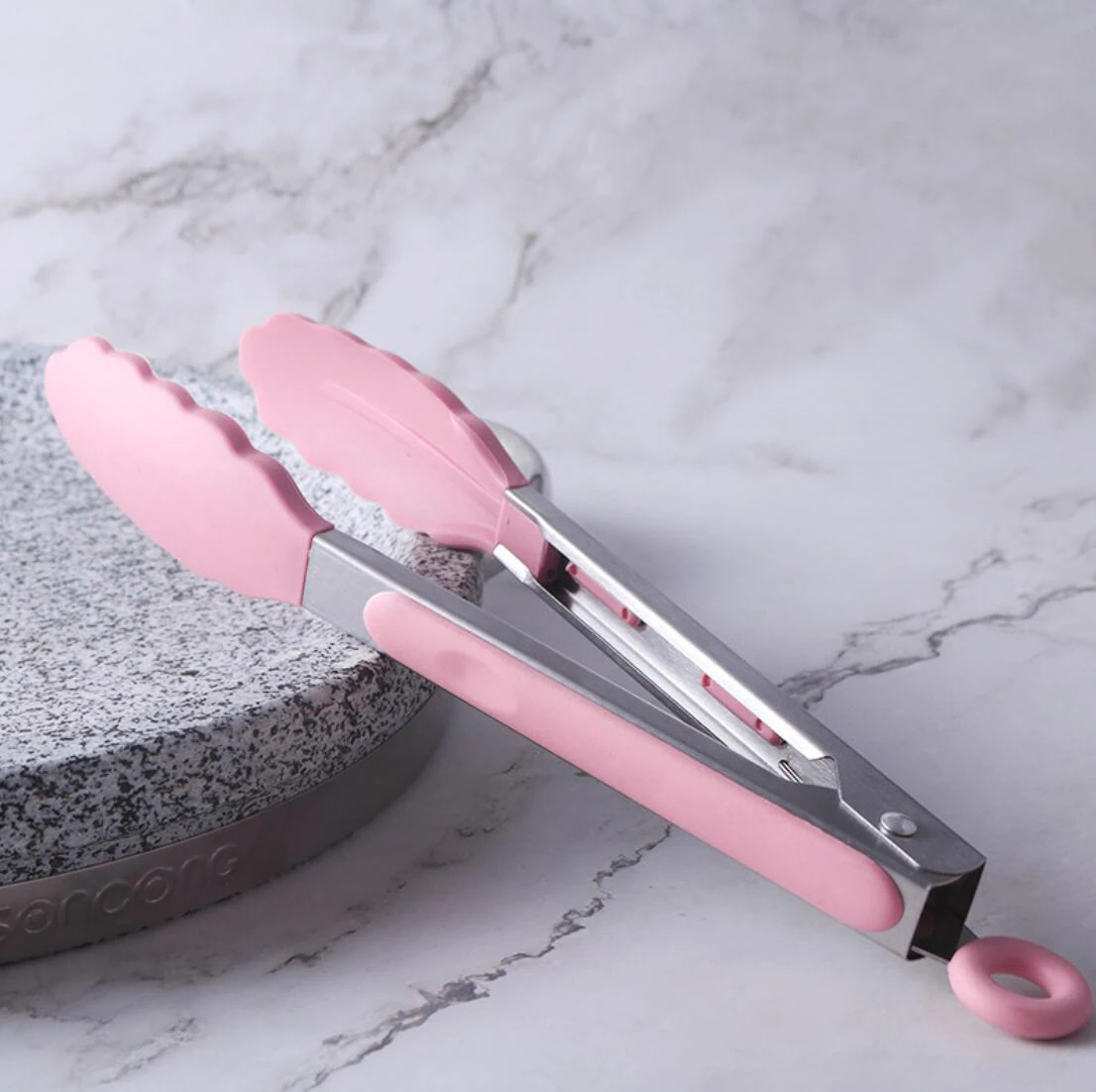 1pcs Heat-Resistant Food Tong Creative Non-Slip Silicone Bread Tong Serving Tong Kitchen Tools BBQ Tools Accessories
1pcs Heat-Resistant Food Tong Creative Non-Slip Silicone Bread Tong Serving Tong Kitchen Tools BBQ Tools Accessories