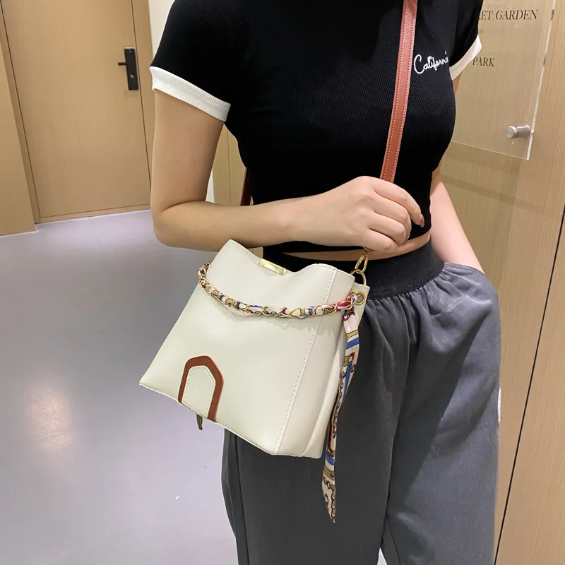 Маленькие сумки через плечо из искусственной кожи для женщин, летние однотонные дамские сумочки на ремне с узором, простые женские тоуты
Маленькие сумки через плечо из искусственной кожи для женщин, летние однотонные дамские сумочки на ремне с узором, простые женские тоуты