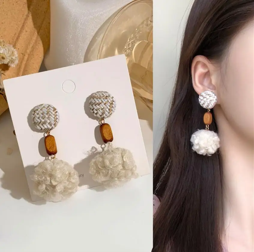 2020 New Trend Hair Ball Earrings Fur Ball Long Korean Wooden Straw Fluffy Fur Ball Earring For Winter Plush Women Girl Jewelry
2020 New Trend Hair Ball Earrings Fur Ball Long Korean Wooden Straw Fluffy Fur Ball Earring For Winter Plush Women Girl Jewelry