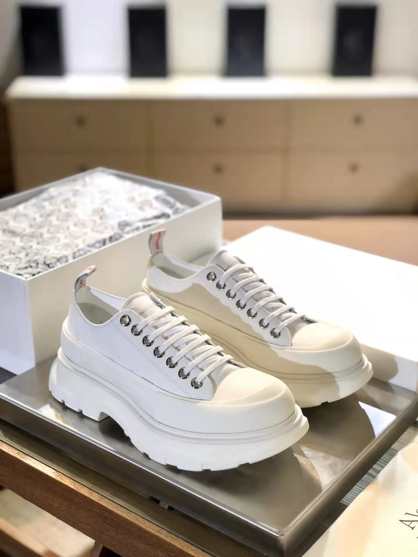 Luxury brand sneakers, Autumn and winter sports shoes Outdoor sports shoes men and women's sports shoes Lacing sports shoes Mass
Luxury brand sneakers, Autumn and winter sports shoes Outdoor sports shoes men and women's sports shoes Lacing sports shoes Mass