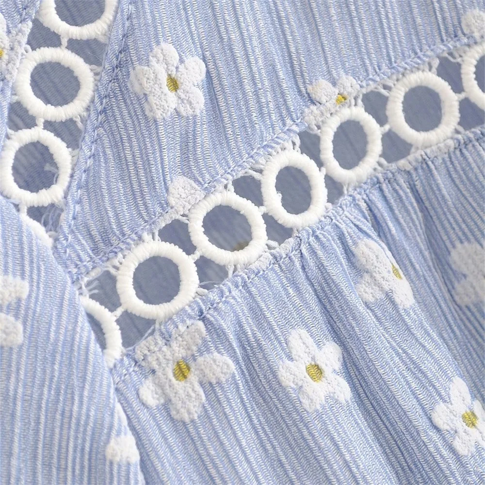 2020 summer women's new French retro round neck long-sleeved laminated decorative contrast color stitching lace printed shirt
2020 summer women's new French retro round neck long-sleeved laminated decorative contrast color stitching lace printed shirt