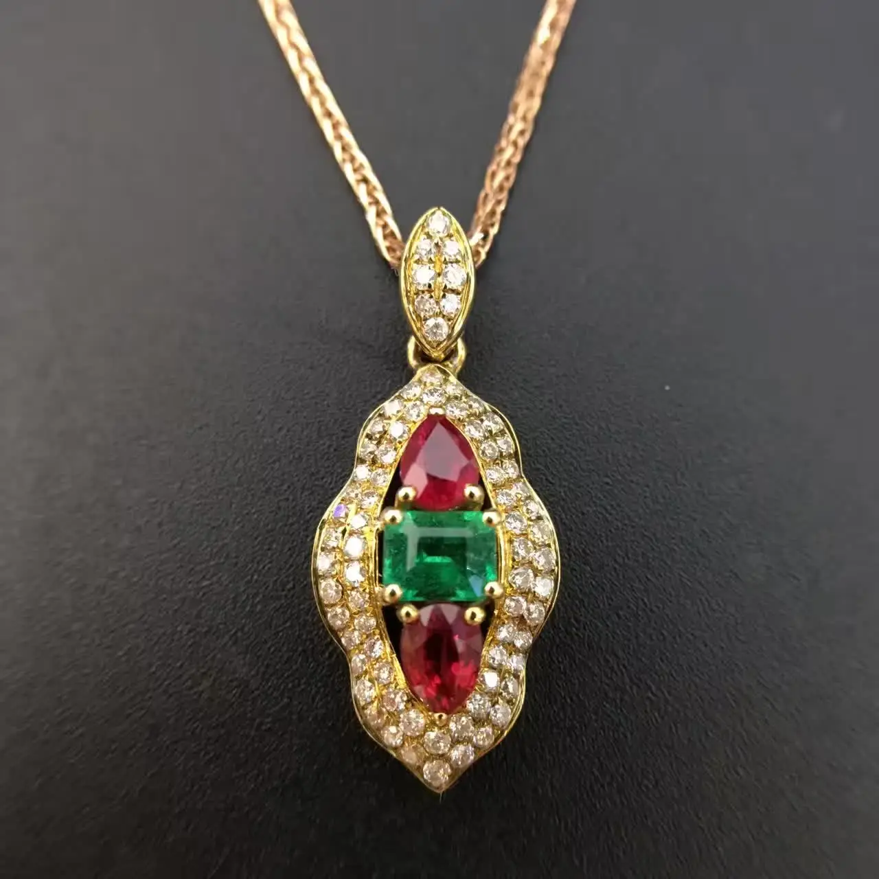 Золото 18 карат, натуральный рубин 0,808ct и Изумрудное ожерелье с подвеской бриллиант 0,336ct, инкрустированные ювелирные украшения с сапфиром
Золото 18 карат, натуральный рубин 0,808ct и Изумрудное ожерелье с подвеской бриллиант 0,336ct, инкрустированные ювелирные украшения с сапфиром