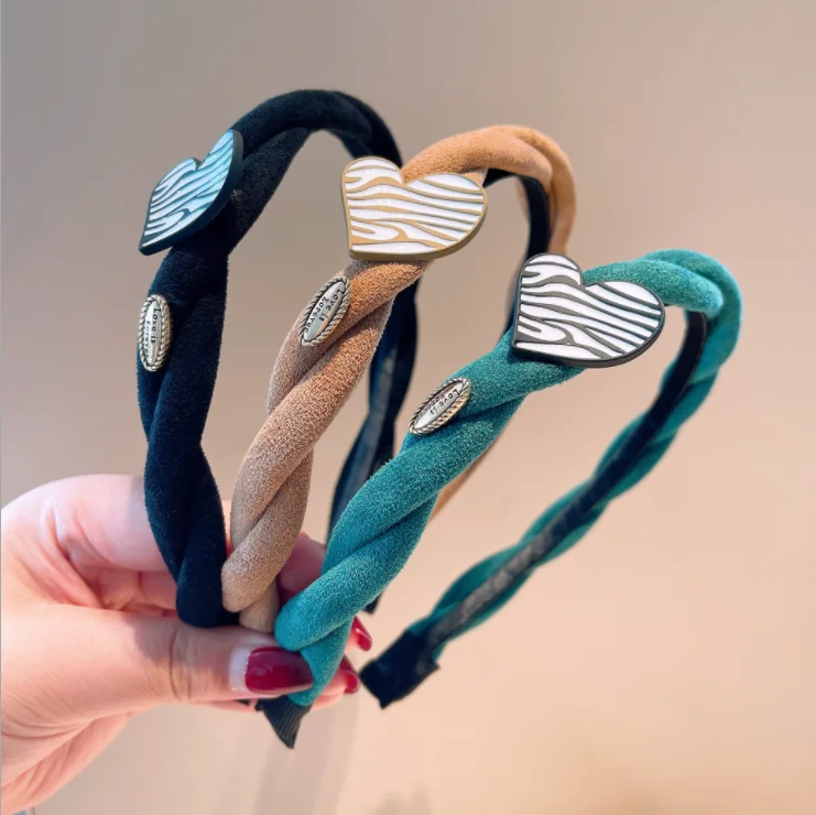 Women hairbands Temperament early autumn new leather velvet twist braid cross black and white pattern love cute headbands
Women hairbands Temperament early autumn new leather velvet twist braid cross black and white pattern love cute headbands