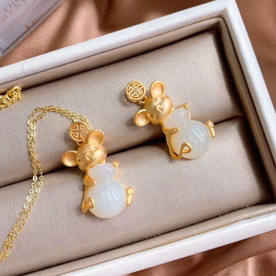 S925 Sterling Silver Gilding Little Mouse Pendant Female Inlaid Natural Hetian Jade Purse Full of Wealth Lucky Pendant
S925 Sterling Silver Gilding Little Mouse Pendant Female Inlaid Natural Hetian Jade Purse Full of Wealth Lucky Pendant