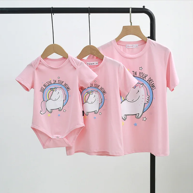 Летняя одежда для мамы и дочки одинаковые комплекты для семьи милая мягкая футболка с рисунком для папы и сына
Летняя одежда для мамы и дочки одинаковые комплекты для семьи милая мягкая футболка с рисунком для папы и сына