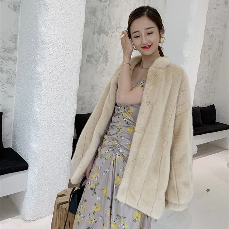 2021 New Imitation Rabbit Fur Coat Female Mid-length Loose Collar Imitation Mink Fur Vertical Striped Plush Coat
2021 New Imitation Rabbit Fur Coat Female Mid-length Loose Collar Imitation Mink Fur Vertical Striped Plush Coat