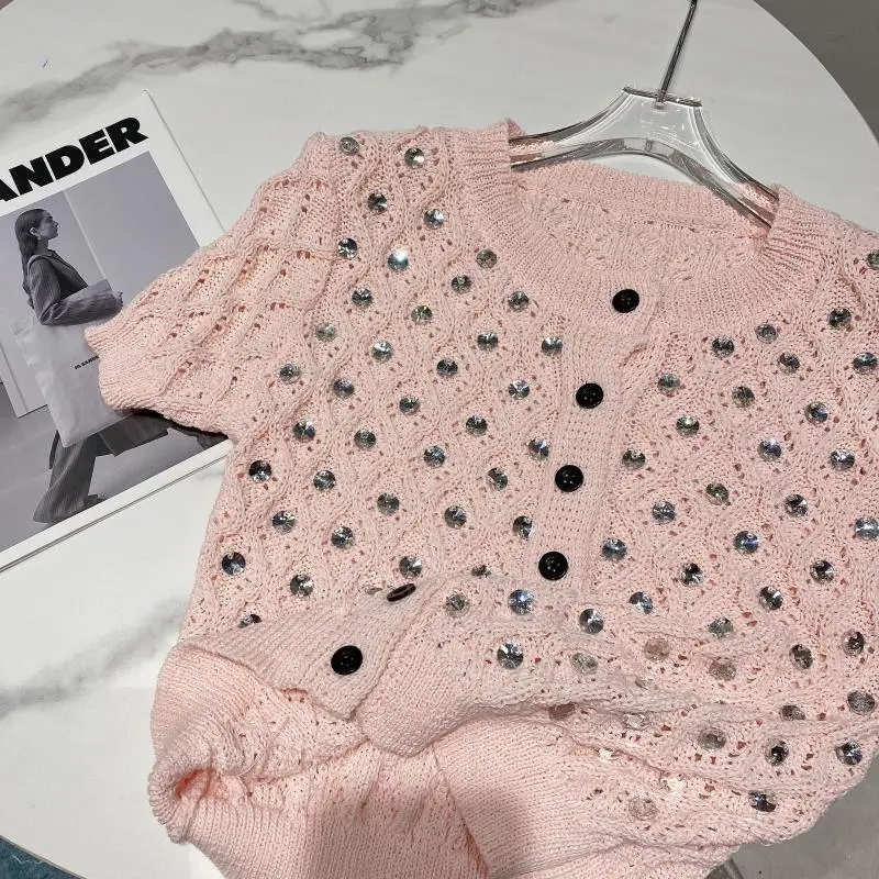 2021 Spring New Full-Body Particle Rhinestone Diamond Lattice Embossed Short Knitwear Short Sleeve Cardigan Ladies Sweaters 
2021 Spring New Full-Body Particle Rhinestone Diamond Lattice Embossed Short Knitwear Short Sleeve Cardigan Ladies Sweaters