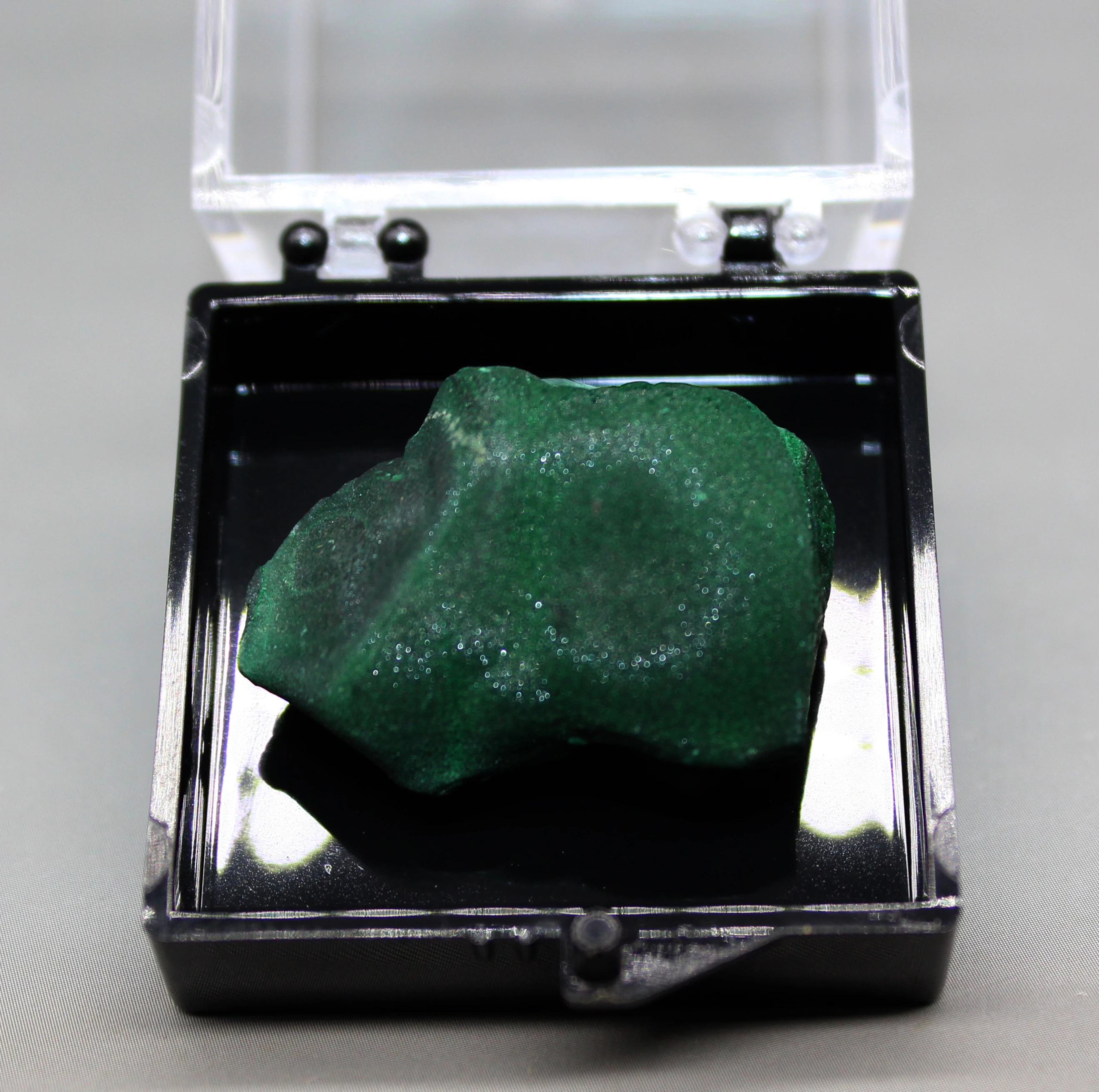 100% Natural beautiful malachite mineral specimen crystal Stones and crystals Healing crystal box size 3.4 cm
100% Natural beautiful malachite mineral specimen crystal Stones and crystals Healing crystal box size 3.4 cm