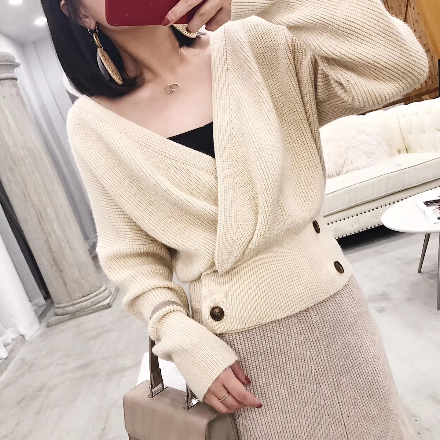 Spring Autumn Sweater Female Four Buckle Cross Knit Sweater Women Tops 2019 Loose Long-sleeved Sweaters Cardigan 
Spring Autumn Sweater Female Four Buckle Cross Knit Sweater Women Tops 2019 Loose Long-sleeved Sweaters Cardigan