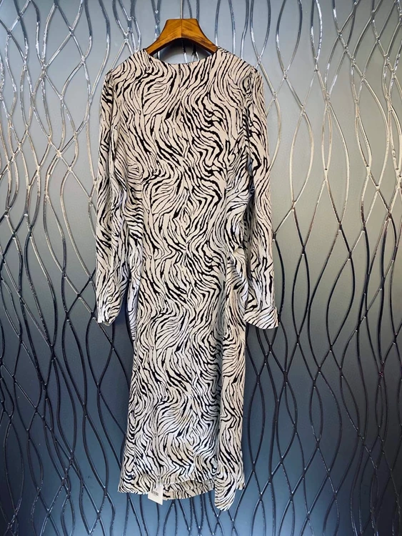 2020 autumn and winter new women's round neck zebra stripe irregular decoration two sides drawstring dress 1223 
2020 autumn and winter new women's round neck zebra stripe irregular decoration two sides drawstring dress 1223