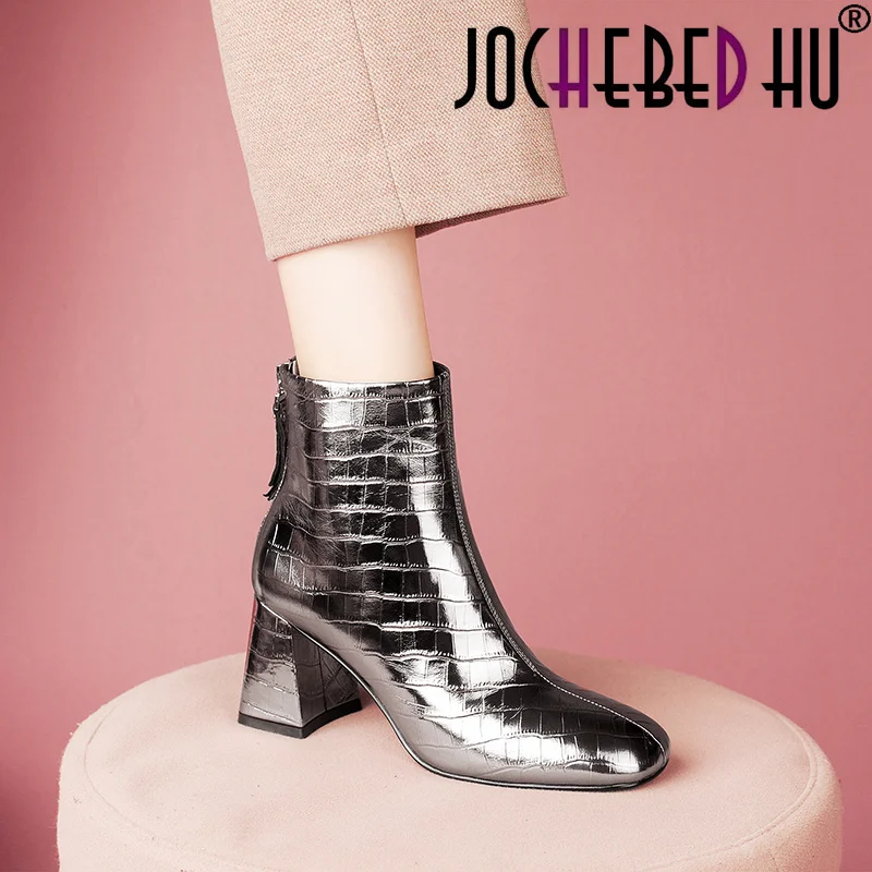 【JOCHEBED HU】Women winter New Style short boots Good Qualtiy Pumps Heels Metal decoration Solid color Square Toe Concise Comfort
【JOCHEBED HU】Women winter New Style short boots Good Qualtiy Pumps Heels Metal decoration Solid color Square Toe Concise Comfort