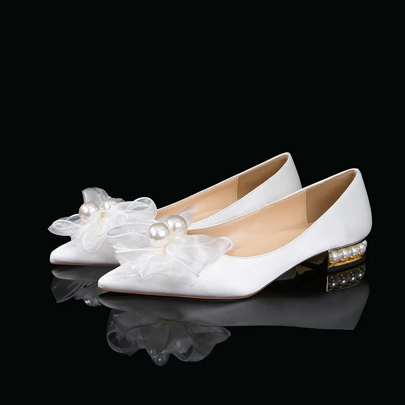 Customized wedding shoes style bridal shoes with pearl bowknot flat low heel white women's shoes without lace-up slip-on shoes
Customized wedding shoes style bridal shoes with pearl bowknot flat low heel white women's shoes without lace-up slip-on shoes