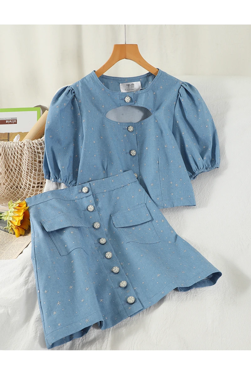 2021 design bubble short-sleeved scheming shirt top + high-waist A-line package hip skirt fashion two-piece age reduction set 
2021 design bubble short-sleeved scheming shirt top + high-waist A-line package hip skirt fashion two-piece age reduction set