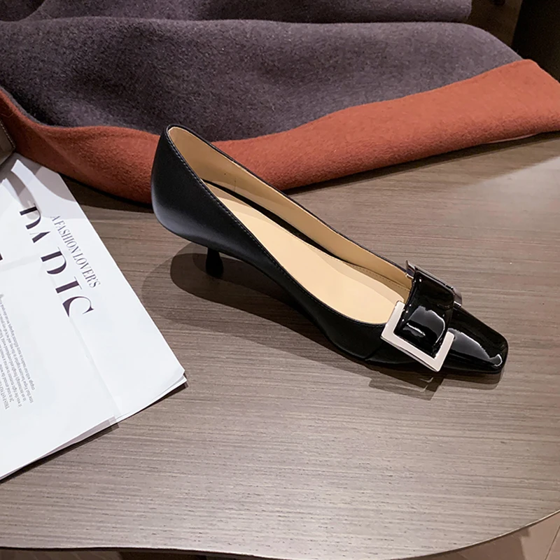 2021 spring new temperament square toe single shoes women patent leather versatile square buckle shallow mouth high heels 
2021 spring new temperament square toe single shoes women patent leather versatile square buckle shallow mouth high heels