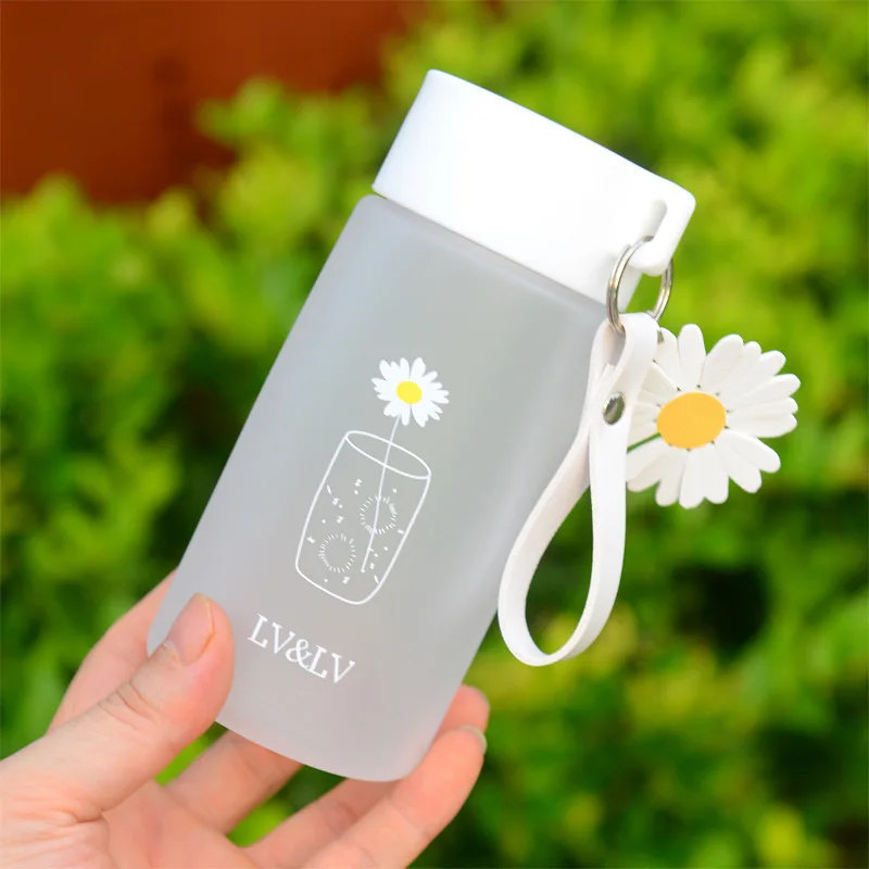 500ml Small Daisy Transparent Plastic Water Bottles BPA Free Creative Frosted Water Bottle With Portable Rope Travel Tea Cup
500ml Small Daisy Transparent Plastic Water Bottles BPA Free Creative Frosted Water Bottle With Portable Rope Travel Tea Cup