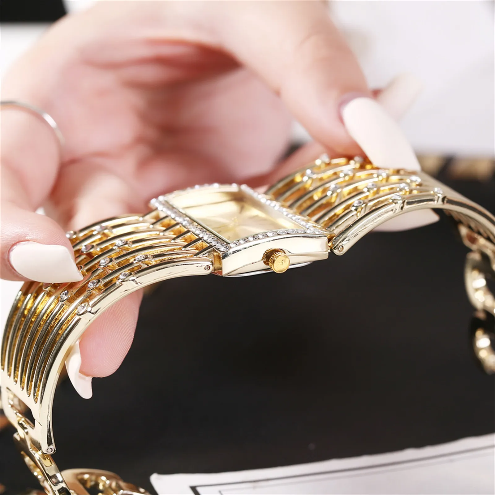 Woman Watch 2020 Vansvar Casual Individual creativity Quartz Stainless Steel Band Women Flower Rhinestone Quartz Watch
Woman Watch 2020 Vansvar Casual Individual creativity Quartz Stainless Steel Band Women Flower Rhinestone Quartz Watch