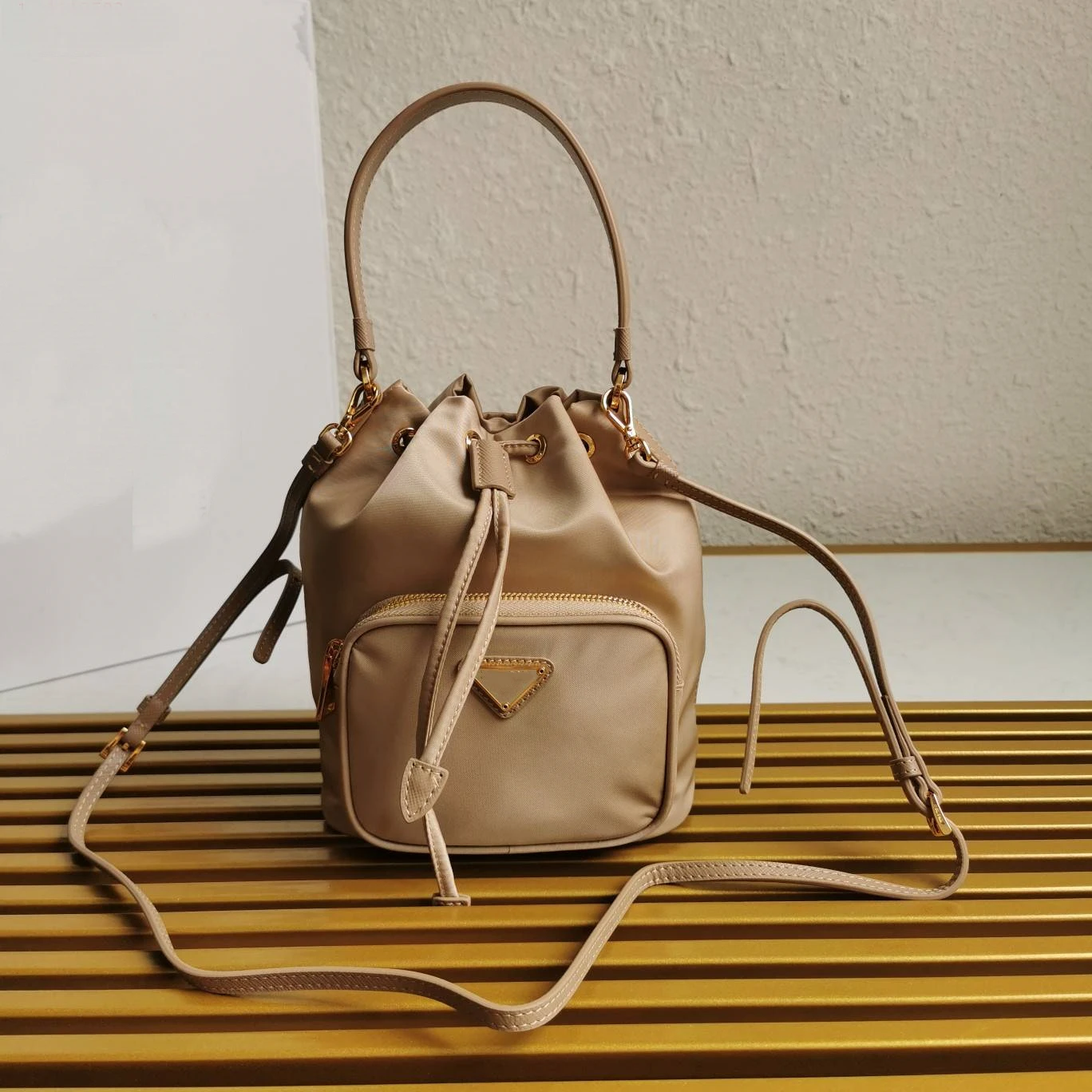 Роскошные дизайнерские женские сумки 2021, сумки через плечо для женщин, кожаная сумка-мешок, Брендовая женская сумка на плечо 
Роскошные дизайнерские женские сумки 2021, сумки через плечо для женщин, кожаная сумка-мешок, Брендовая женская сумка на плечо