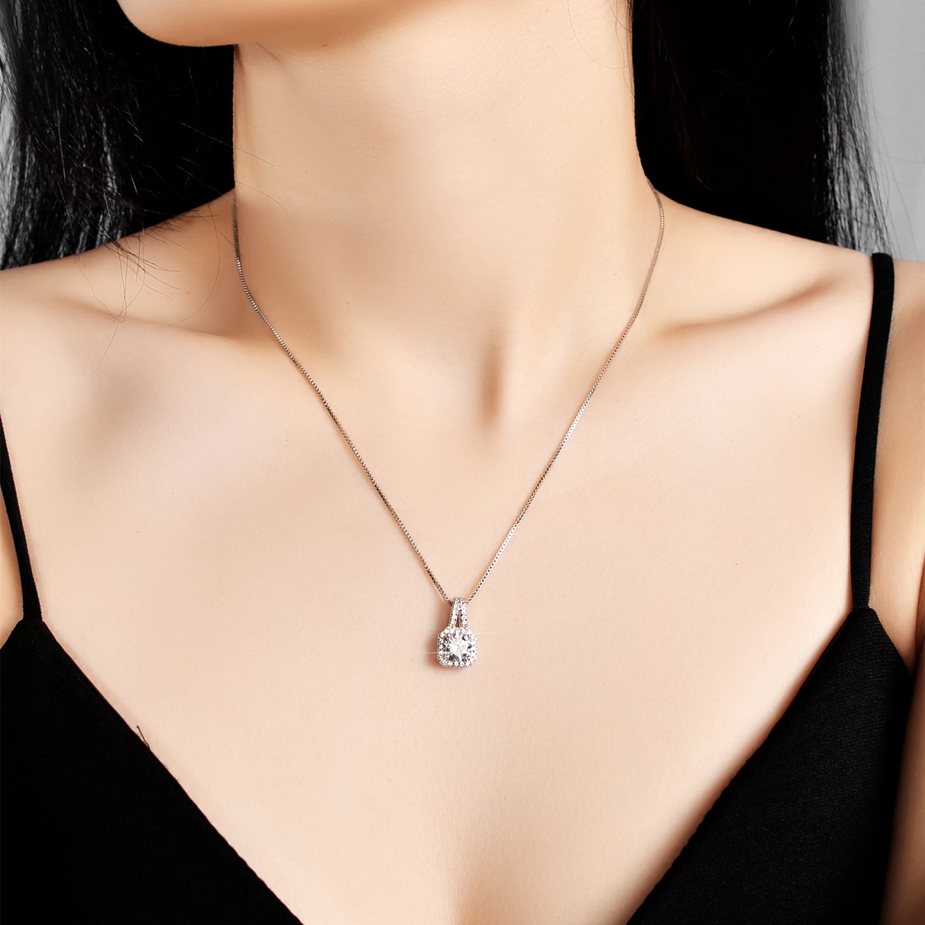 High end S925 Sterling Silver Necklace, women's European and American classic imitation diamond pendant accessories
High end S925 Sterling Silver Necklace, women's European and American classic imitation diamond pendant accessories