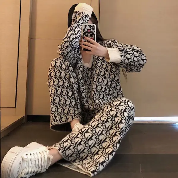 Printed letters luxury high version temperament v collar slim tide brand knitted jacket drawstring wide leg pants Outfits size
Printed letters luxury high version temperament v collar slim tide brand knitted jacket drawstring wide leg pants Outfits size