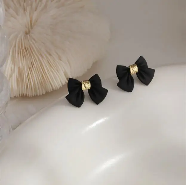 Bowknot Metal Charm Women Stud Earrings Black Red Bow Earrings Korean Earrings 2021 New Fashion Earrings Female Party Jewelry
Bowknot Metal Charm Women Stud Earrings Black Red Bow Earrings Korean Earrings 2021 New Fashion Earrings Female Party Jewelry