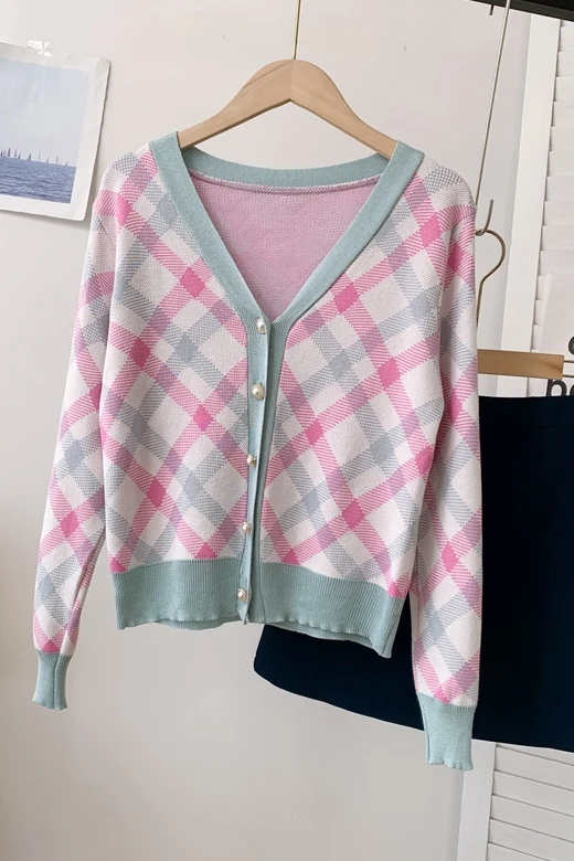 2021 new color-blocking plaid single-breasted long-sleeved sweater jacket autumn clothes look thin wild V-neck sweater tide
2021 new color-blocking plaid single-breasted long-sleeved sweater jacket autumn clothes look thin wild V-neck sweater tide