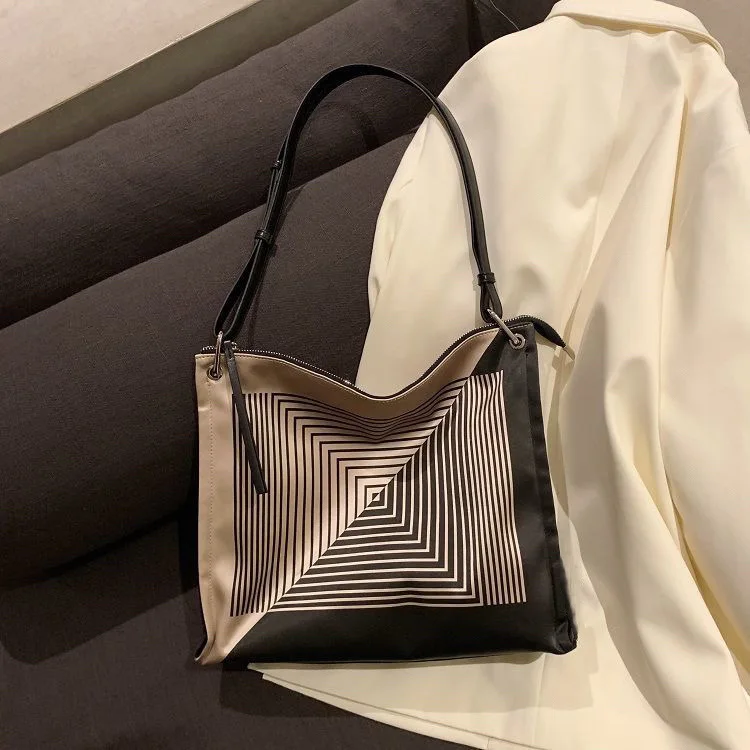 2021 new and original geometric handbag large-capacity one-shoulder diagonal bag female summer commuter tote bag tide
2021 new and original geometric handbag large-capacity one-shoulder diagonal bag female summer commuter tote bag tide