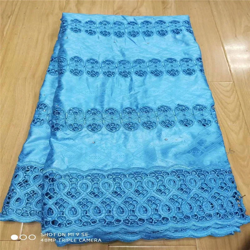African bazin riche fabric with brode Latest fashion embroidery bazin lace fabric with net lace 5 yards white 
African bazin riche fabric with brode Latest fashion embroidery bazin lace fabric with net lace 5 yards white