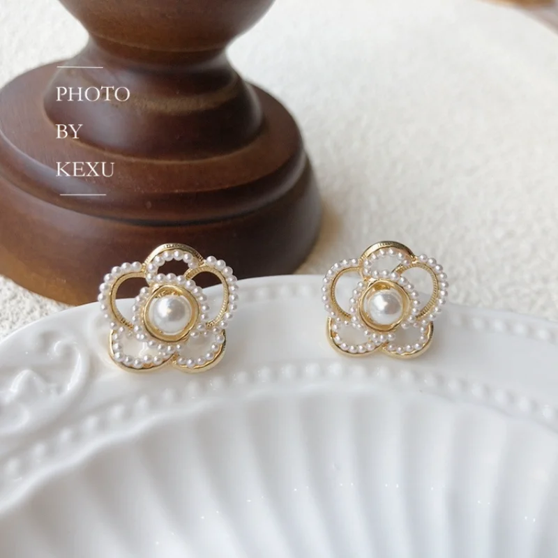 Vintage French Elegant Fragrance Hollow Flower Pearl Simple Earrings Cute Silver Needle Stud Earring Fashion Jewelry for Women
Vintage French Elegant Fragrance Hollow Flower Pearl Simple Earrings Cute Silver Needle Stud Earring Fashion Jewelry for Women