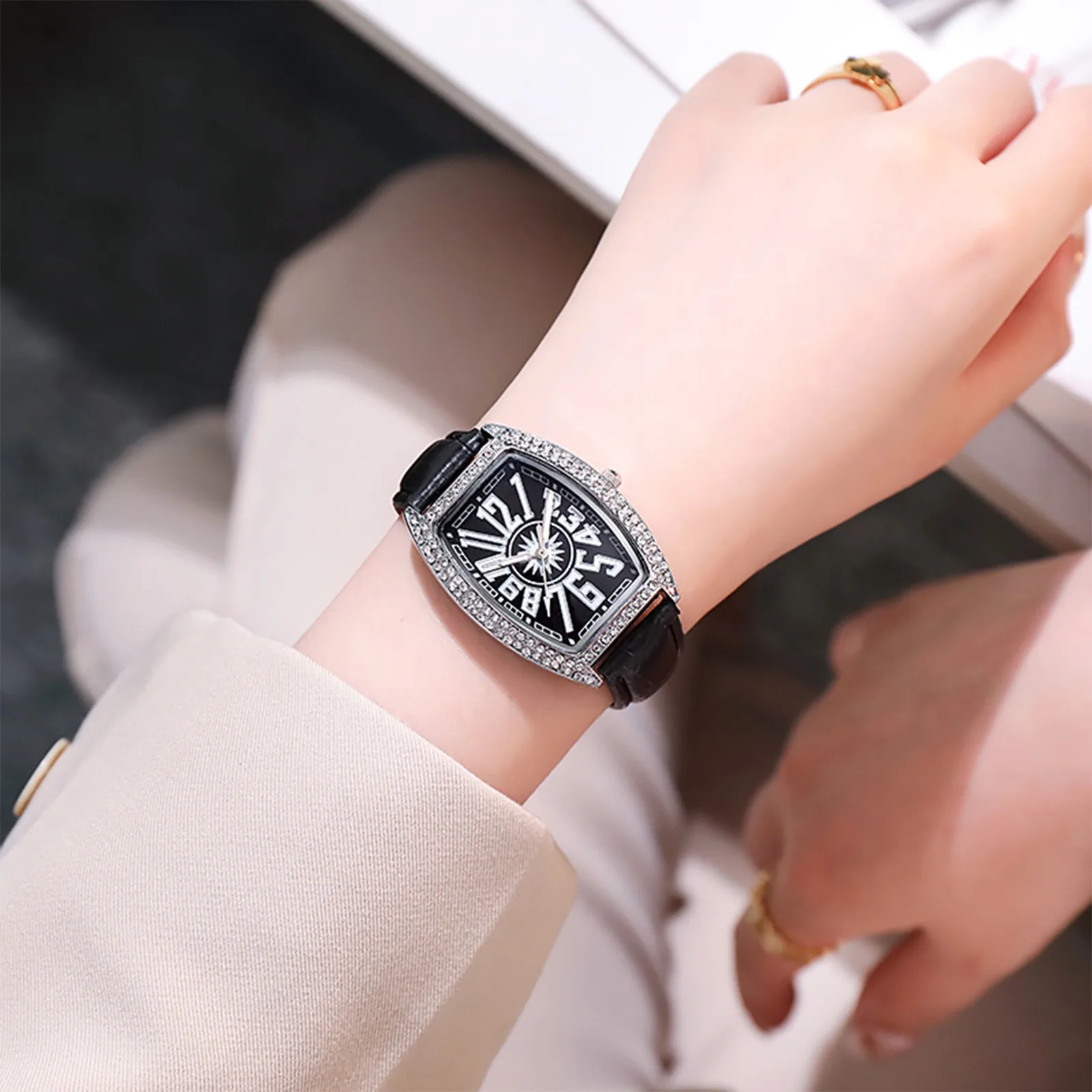 Leather Quartz Wristwatches Ladies Diamond-studded Wine Barrel Type Big Digital Faceted Watch Minimalist Men Fashion Ultra
Leather Quartz Wristwatches Ladies Diamond-studded Wine Barrel Type Big Digital Faceted Watch Minimalist Men Fashion Ultra