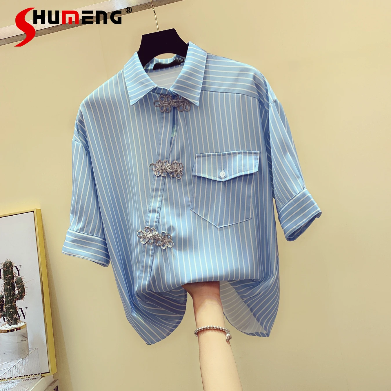 2021 Spring Summer Blue Striped Button Women Top Irregular Short-Sleeved Shirt Korean Style Retro Design Fashionable Blouse
2021 Spring Summer Blue Striped Button Women Top Irregular Short-Sleeved Shirt Korean Style Retro Design Fashionable Blouse