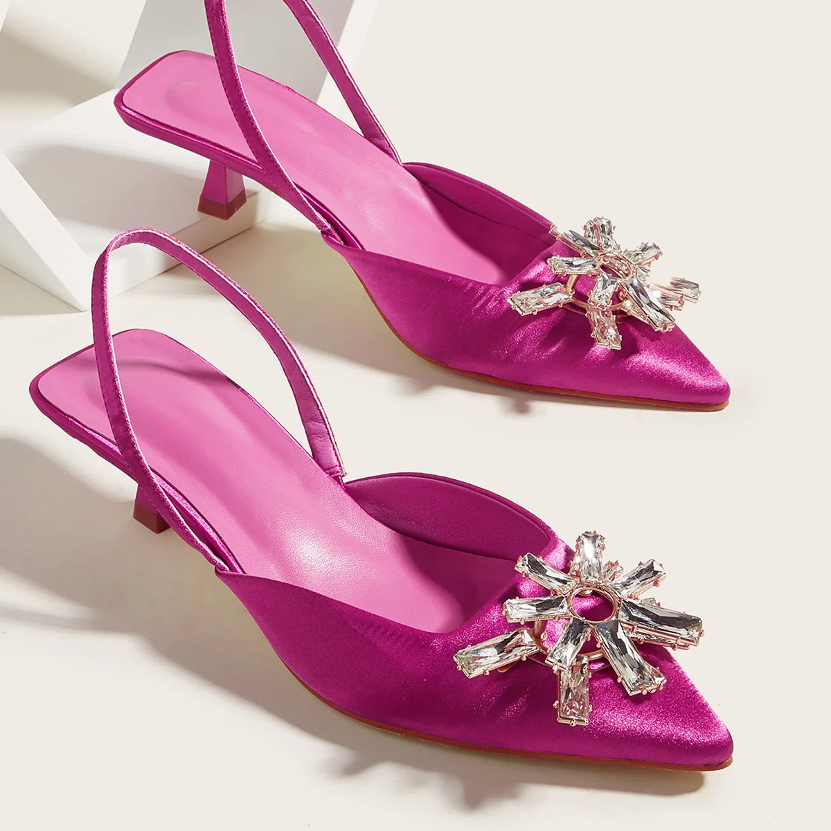 Женские сандалии Riband на низком каблуке с ремешком, новинка весеннего сезона 2021, женские остроносые сандалии на низком каблуке для девочек с ...
Женские сандалии Riband на низком каблуке с ремешком, новинка весеннего сезона 2021, женские остроносые сандалии на низком каблуке для девочек с ...