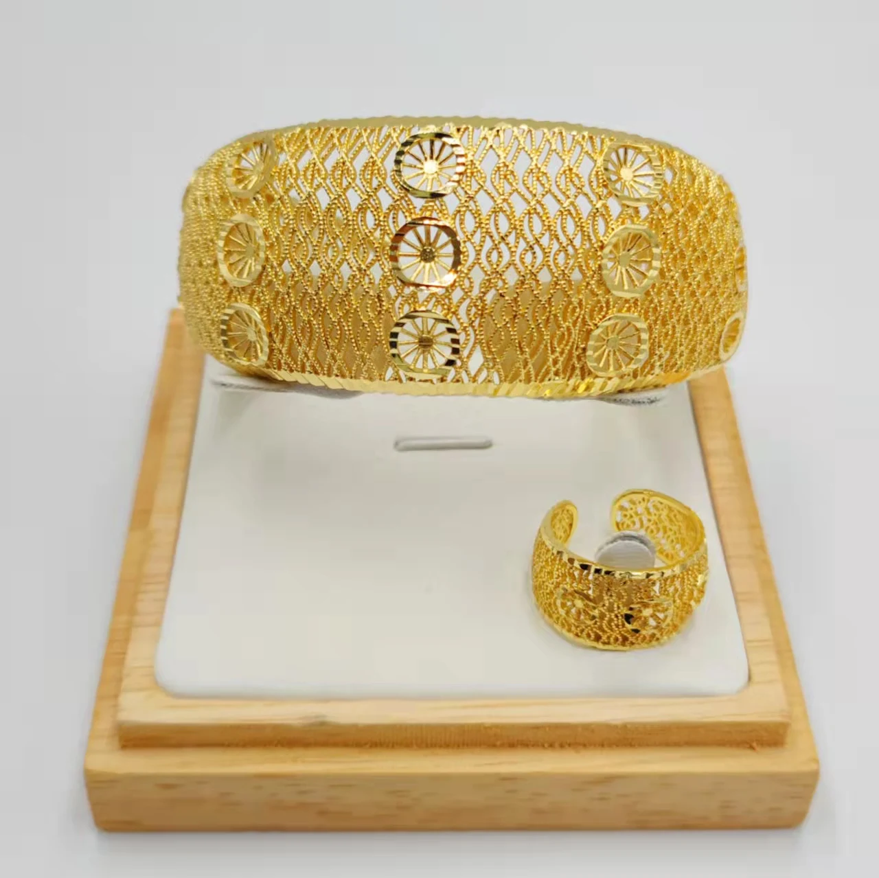 Fashion 750 Gold color jewelry Set for women's African Bead fashion bracelet ring jewelry
Fashion 750 Gold color jewelry Set for women's African Bead fashion bracelet ring jewelry