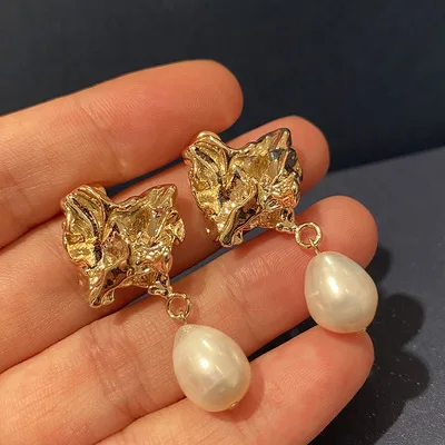 European And American Retro Elegant Irregular Metal Drops Pearl Earrings Abstract Long Female Silver Needle 2021 Fashion Style
European And American Retro Elegant Irregular Metal Drops Pearl Earrings Abstract Long Female Silver Needle 2021 Fashion Style