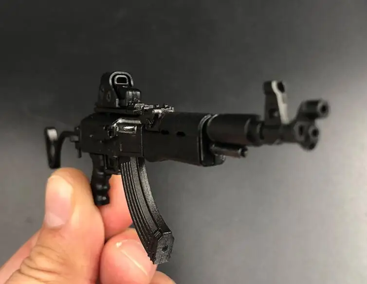 Модель игрушечного солдатика и военный грузовик сцена для каподастр гонки