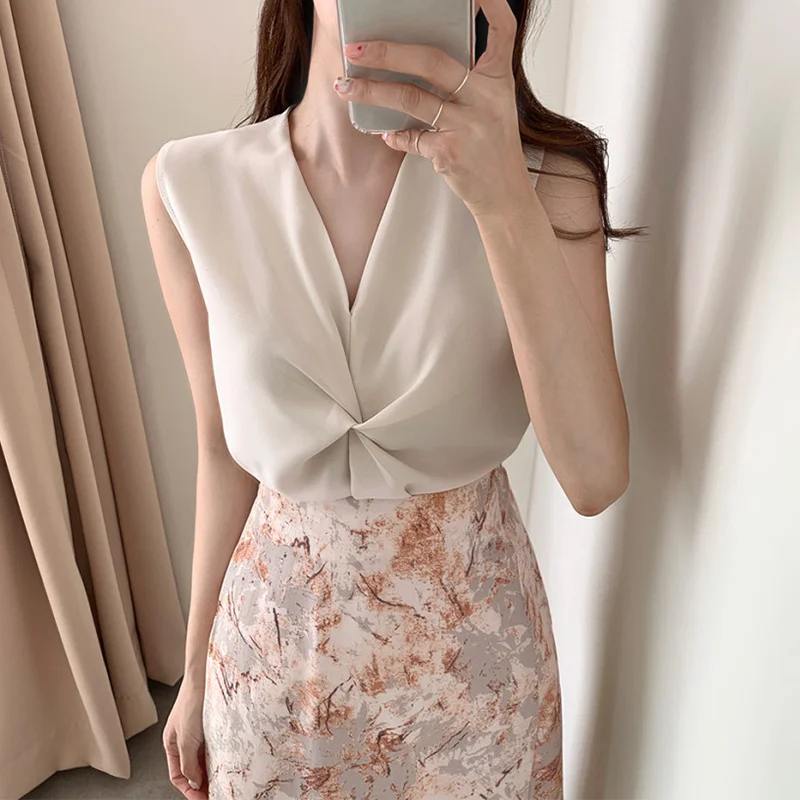 Korean Chic French Light Mature Style V-neck Kinked Sleeveless Shirt High Waist Oil Painting Floral Skirt Long Skirt
Korean Chic French Light Mature Style V-neck Kinked Sleeveless Shirt High Waist Oil Painting Floral Skirt Long Skirt