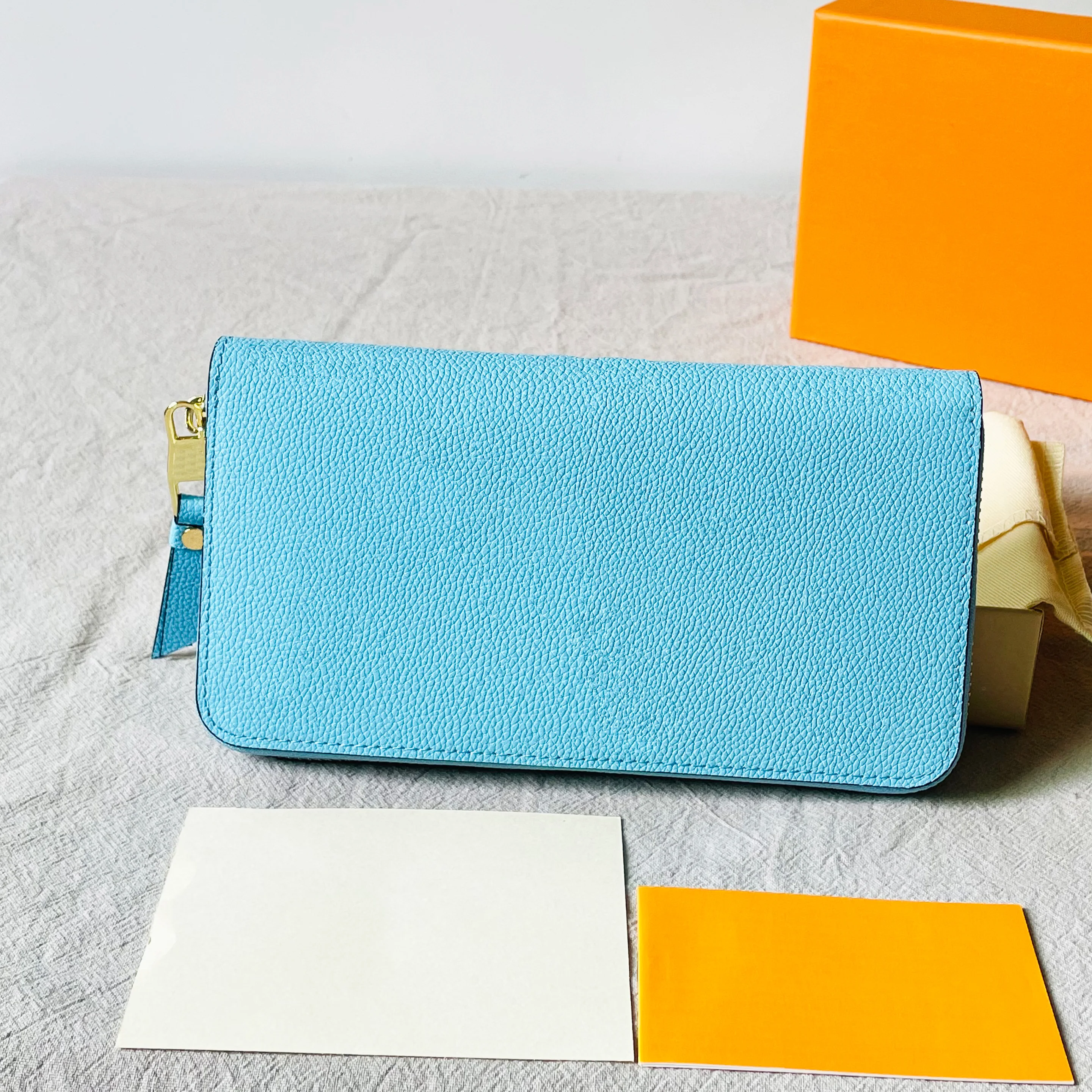 Роскошный дизайнерский кошелек, женская сумка, цветная откидная крышка, милый Длинный кошелек, 100% натуральная кожа, подарочные коробки, бес...
Роскошный дизайнерский кошелек, женская сумка, цветная откидная крышка, милый Длинный кошелек, 100% натуральная кожа, подарочные коробки, бес...