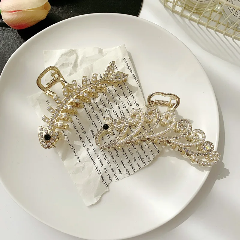 Pearl rhinestone metal shark clip ladies peacock tail fish bone shape large hair claw new temperament headdress
Pearl rhinestone metal shark clip ladies peacock tail fish bone shape large hair claw new temperament headdress