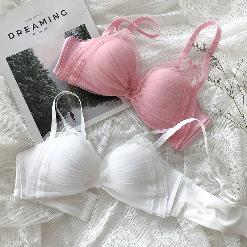 Комплект женского кружевного нижнего белья с чашками пуш-ап
Комплект женского кружевного нижнего белья с чашками пуш-ап